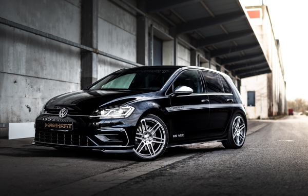 Черный автомобиль Manhart RS 450, 2020 года у здания 