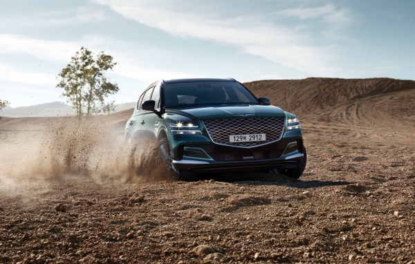 Внедорожник Genesis GV80, 2020 года на бездорожье 
