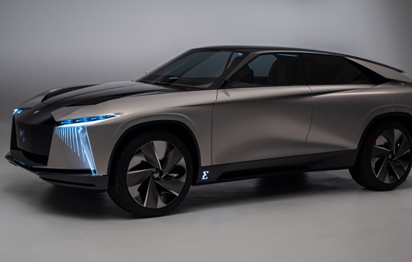 Серебристый автомобиль DS Aero Sport Lounge 2020 года на сером фоне