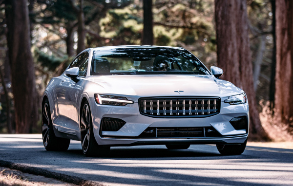 Белый автомобиль Polestar 1 2021 года едет по дороге