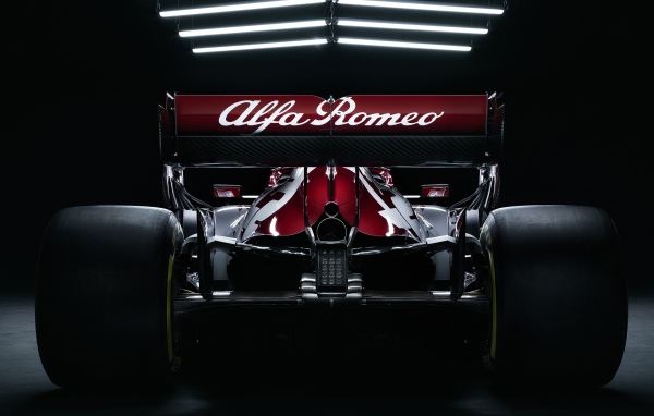 Гоночный автомобиль Alfa Romeo C39 2020 года вид сзади