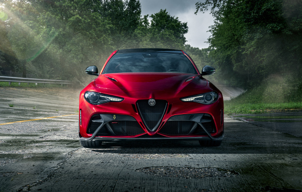 Красный автомобиль Alfa Romeo Giulia GTAm, 2021 года вид спереди