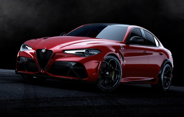 Красный автомобиль Alfa Romeo Giulia GTA 2020 года на черном фоне