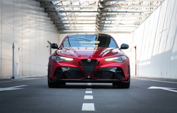 Красный автомобиль Alfa Romeo Giulia GTAm 2020 года вид спереди