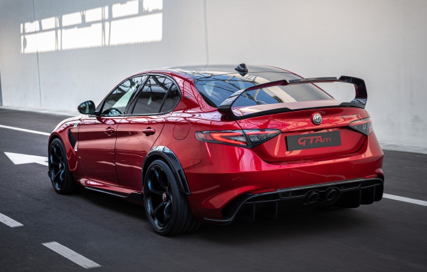 Красный автомобиль Alfa Romeo Giulia GTAm 2020 года готовится в гонкам