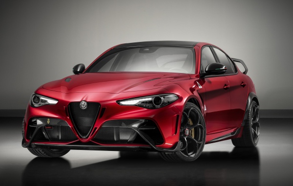 Красный автомобиль Alfa Romeo Giulia GTAm 2020 года на сером фоне