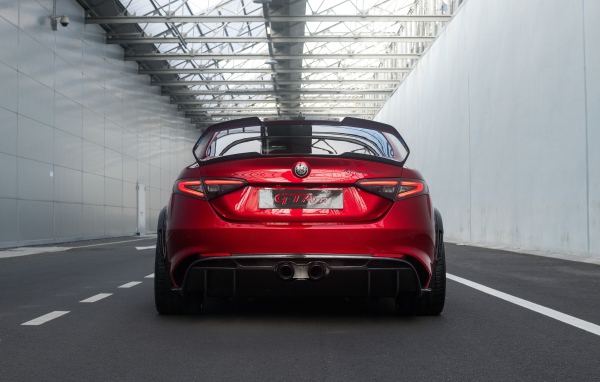 Красный автомобиль Alfa Romeo Giulia GTAm 2020 года вид сзади