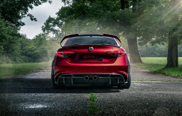 Красный автомобиль Alfa Romeo Giulia GTAm, 2021 года вид сзади