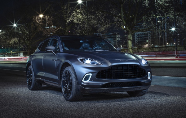 Автомобиль Aston Martin DBX Q Concept 2020 года с включенными фарами