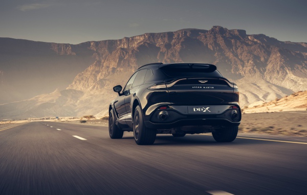 Черный внедорожник Aston Martin DBX 2020 года в горах 