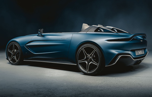 Синий автомобиль Aston Martin V12 Speedster 2020 года вид сбоку 