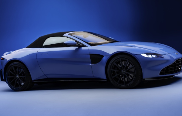 Синий автомобиль Aston Martin Vantage Roadster 2020 года 