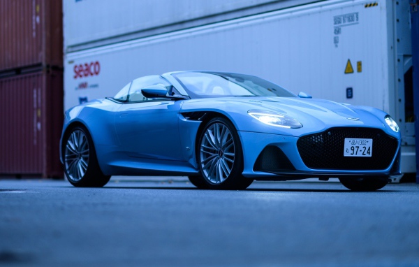Автомобиль Aston Martin DBS Superleggera Volante в порту 