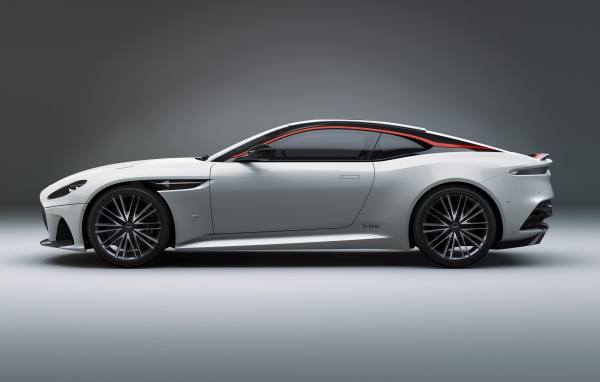 Серебристый автомобиль Aston Martin DBS Superleggera 2019 года вид сбоку