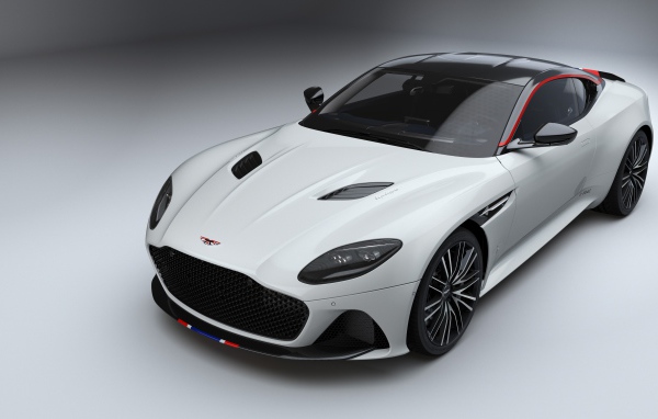 Белый автомобиль Aston Martin DBS Superleggera Concorde Edition 2019 года на сером фоне