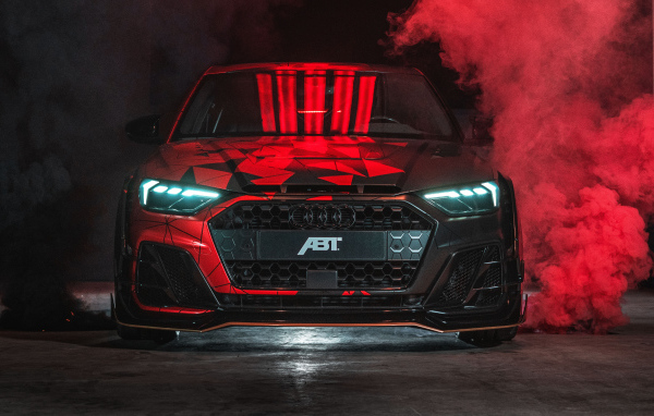 Автомобиль Audi A1 ABT Sportsline, 2019 года в красном дыму