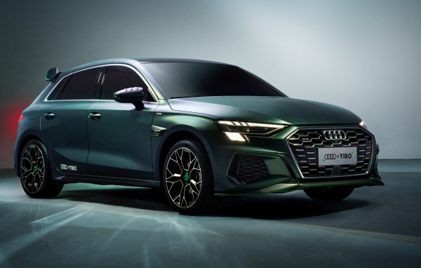 Автомобиль Audi A3 Sportback 35 TFSI S Line YIBO 2020  года на сером фоне