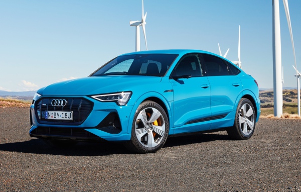 Голубой автомобиль Audi E-Tron 55 Quattro Sportback S Line 2020 года 