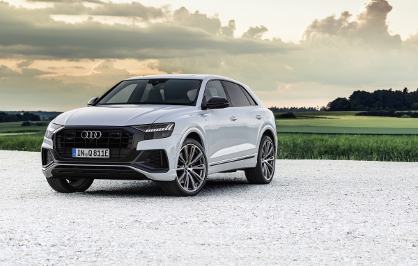 Автомобиль Audi Q8 60 TFSI E Quattro S Line 2020 года на фоне неба