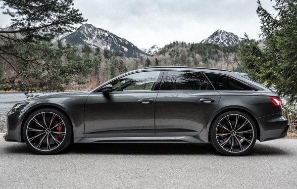 Автомобиль Audi RS 6 Avant 2020 года на фоне гор