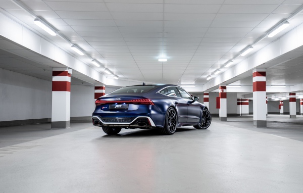 Автомобиль Audi RS 7 Sportback 2020 года на подземной парковке вид сзади
