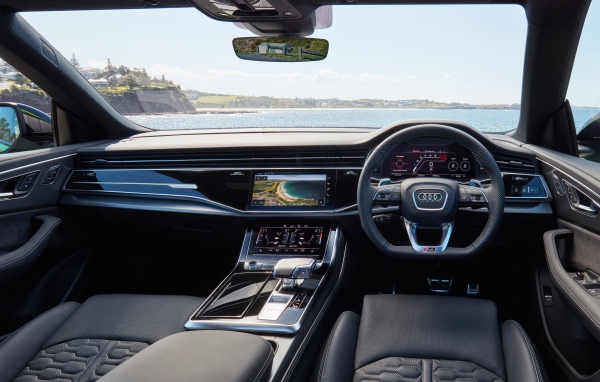 Черный кожаный салон автомобиля Audi RS Q8 2020 года 