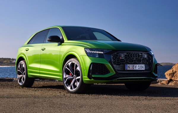 Зеленый автомобиль Audi RS Q8 2020 года вид спереди