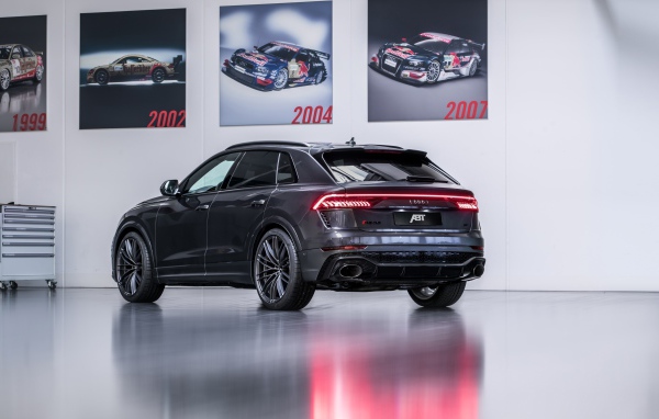 Черный Audi RS Q8 2020 года вид сзади