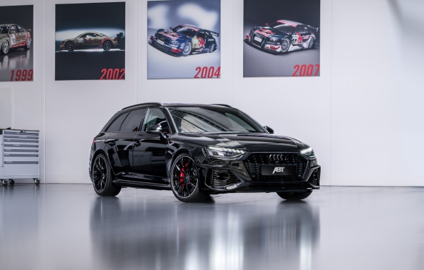 Черный автомобиль Audi RS 4 Avant 2020 года 