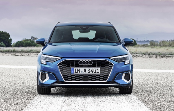 Синий автомобиль Audi A3 Sportback 35 TFSI 2020 года 