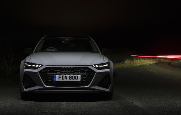 Серебристый автомобиль Audi RS 6 Avant 2020 года 