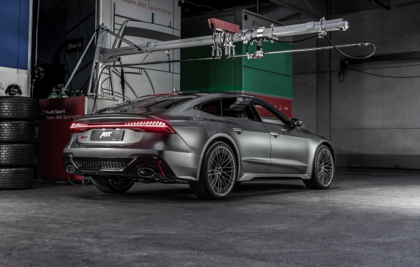 Серебристый автомобиль  Audi RS 7 Sportback 2020 года вид сзади