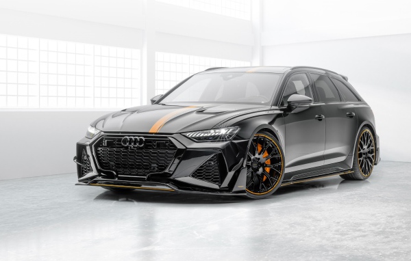 Серебристый автомобиль Mansory Audi RS 6 Avant 2020 года в белом здании