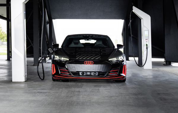 Автомобиль Audi RS E-Tron GT, 2021 года на заправке