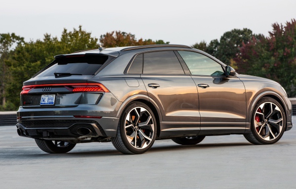 Автомобиль  Audi RS Q8, 2021 года вид сзади