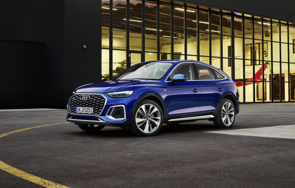 Автомобиль Audi TTS, 2021 года у здания с большими окнами