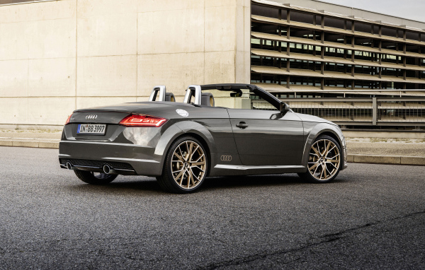 Автомобиль кабриолет Audi TT Roadster, 2021 года вид сзади