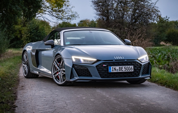 Автомобиль Audi R8 V10 вид спереди