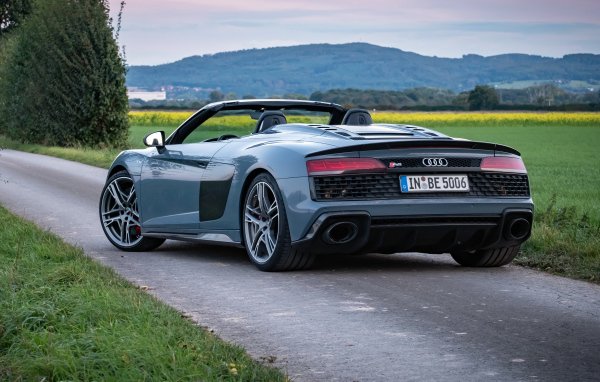 Кабриолет Audi R8 V10 вид сзади