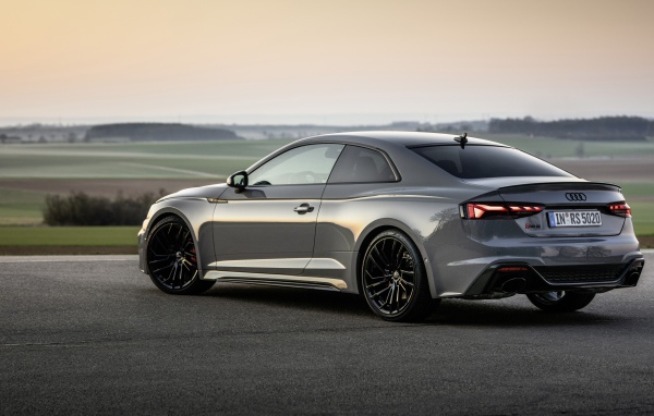 Автомобиль Audi RS 5 Coupe вид сзади 
