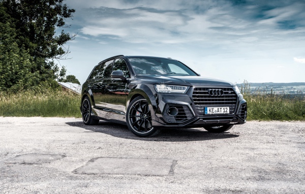 Черный автомобиль ABT Audi Q7 50 TDI на фоне неба