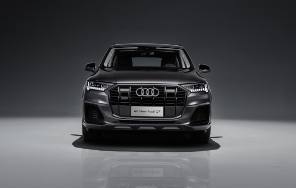 Черный автомобиль Audi Q7 55 TFSI Quattro S Line 2020 года вид спереди