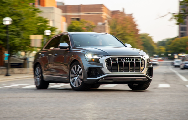 Черный автомобиль Audi SQ8 TFSI, 2020 года на дороге