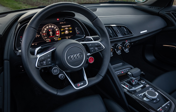 Черный кожаный руль в автомобиле Audi R8 V10