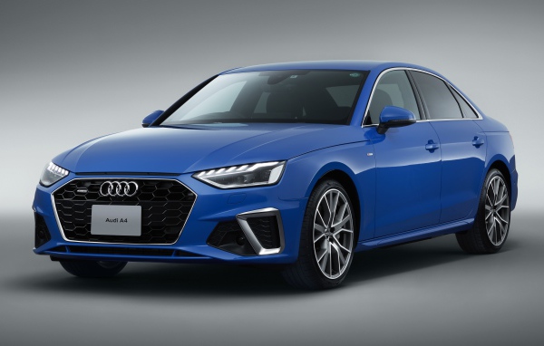 Синий автомобиль Audi A4 45 TFSI Quattro S Line 2020 года на сером фоне 