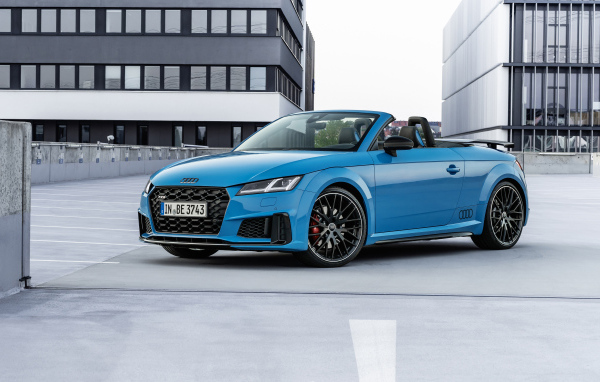 Голубой автомобиль кабриолет Audi TTS, 2021 года
