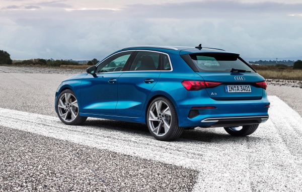 Синий автомобиль Audi A3 Sportback 35 TFSI 2020 года вид сзади