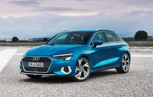 Синий автомобиль Audi A3 Sportback 35 TFSI 2020 года на асфальте 