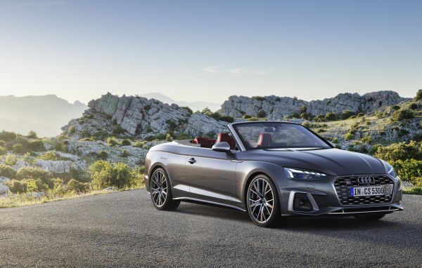 Кабриолет Audi S5,  2020 года в горах 