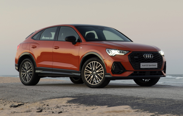 Красный автомобиль Audi Q3 Sportback 40 TFSI Quattro S Line 2020 года у моря
